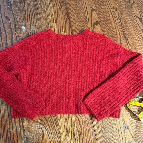 Forever 21 Crop Sweater - Picture 5 of 5